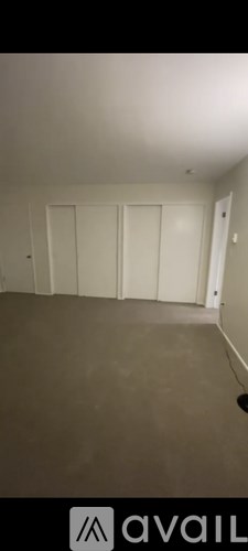 A room with a white ceiling and a brown floor.