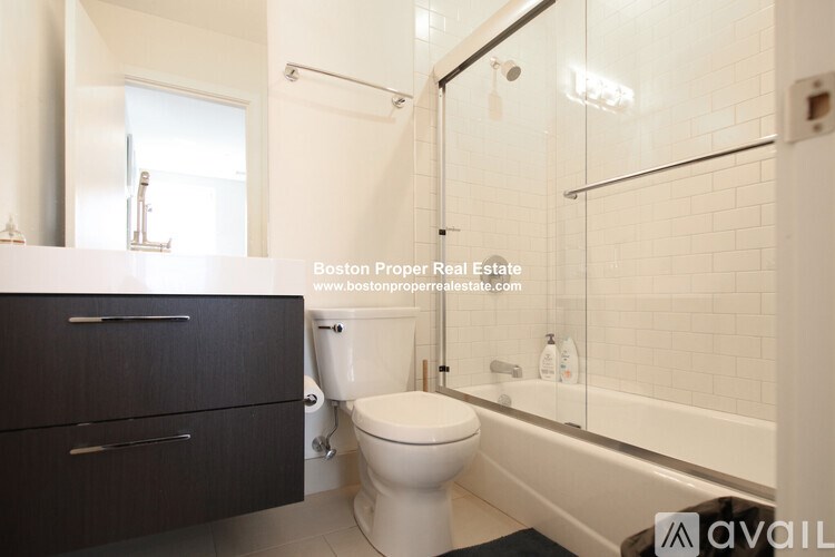 A bathroom with a toilet, sink, and bathtub.