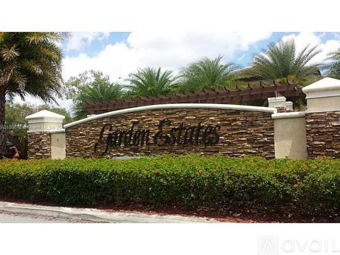 A wall with a sign that says "Grand Estates".