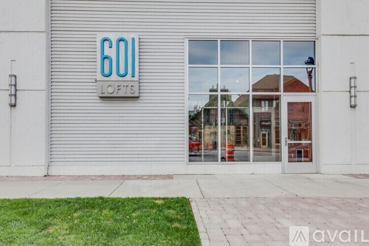 A building with the number 601 and the word lofts on it.