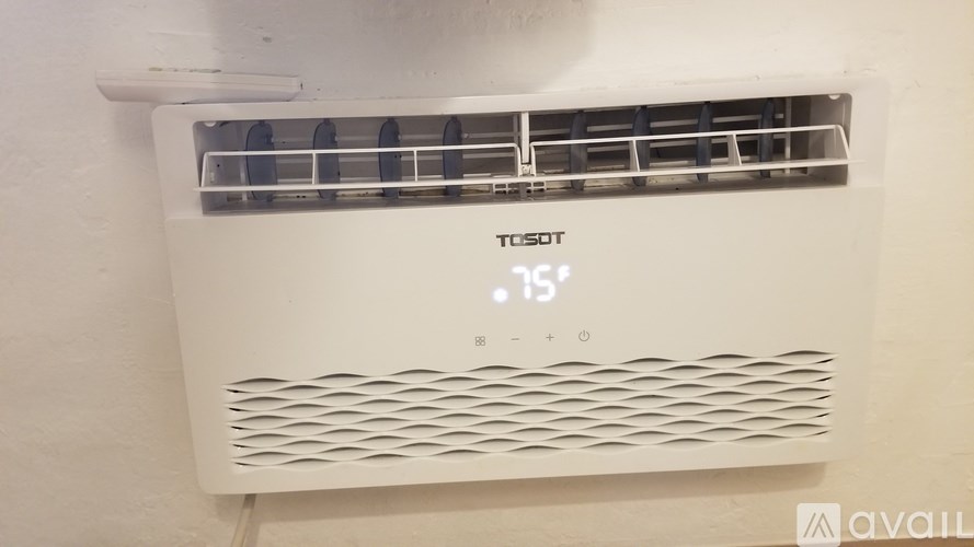 A white TOSOT air conditioner with a temperature of 15 degrees Celsius.