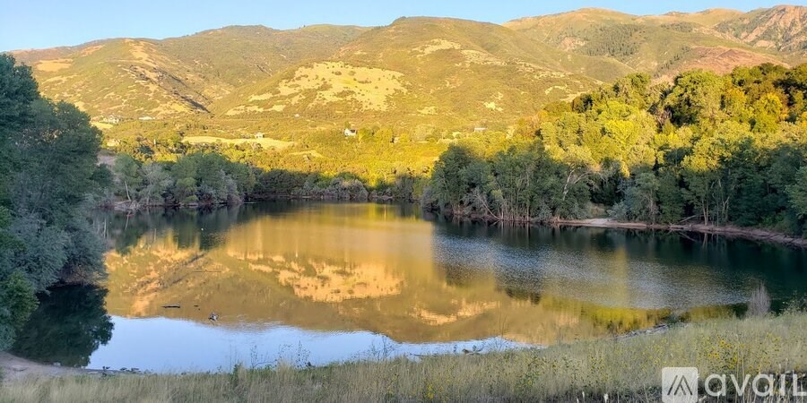 A lake surrounded by trees and mountains.