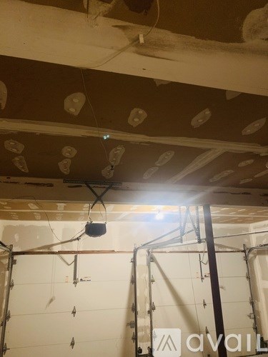 A room with a white ceiling and a light hanging from the ceiling.