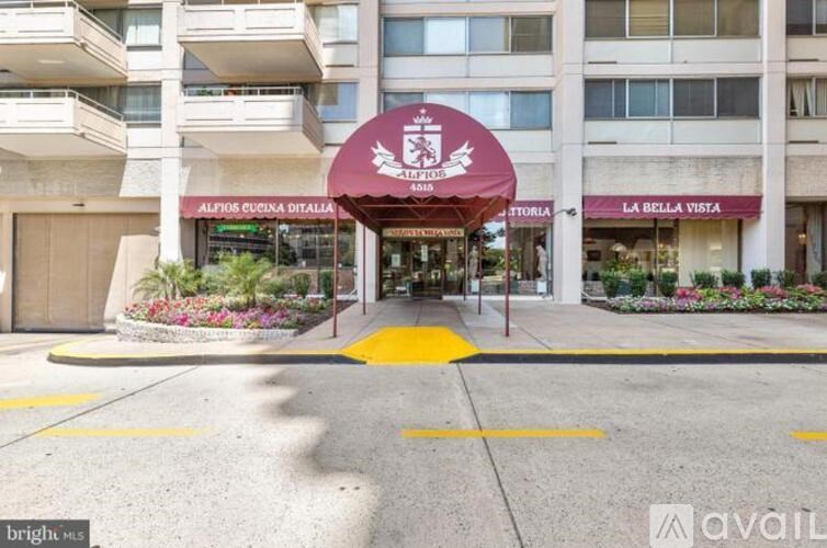 A building with a red awning and a sign that says "Alfio Cucina Ditalia" is visible.
