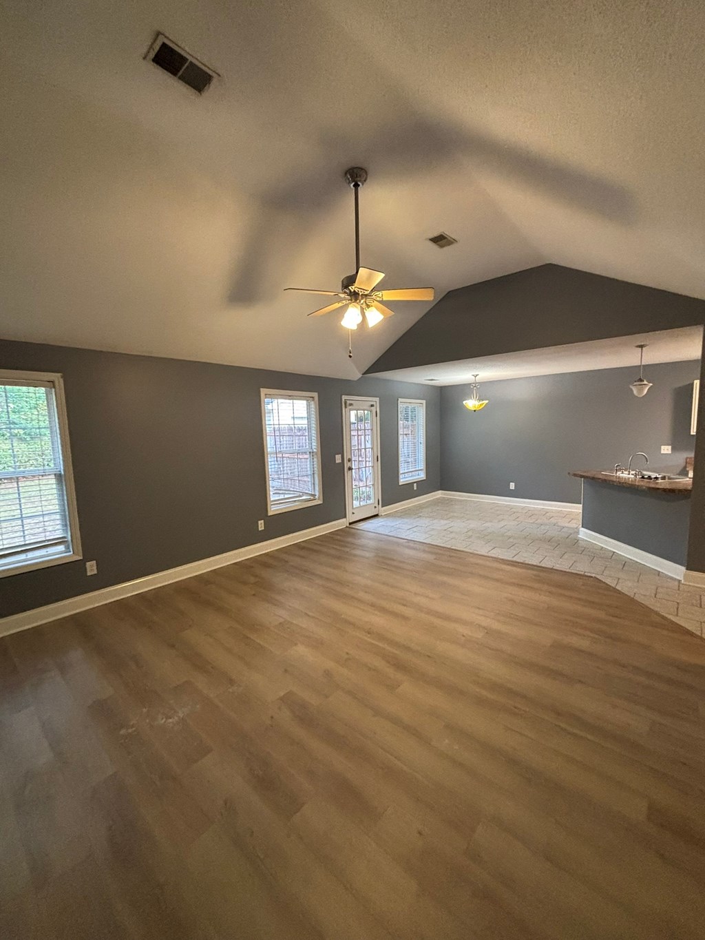 864 Burnside Drive 3 Beds House for Rent - Photo Gallery 2