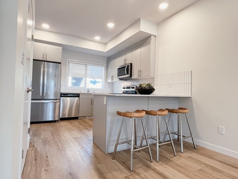 Main, 408 32 Street Southwest 3 Beds Apartment for Rent