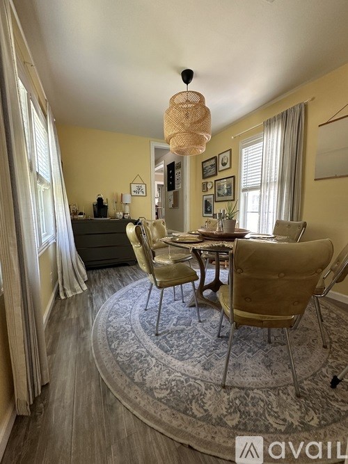 A dining room with a round table and chairs.