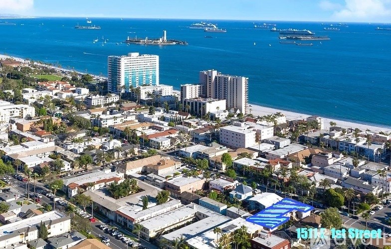 A cityscape with a large body of water and several boats.