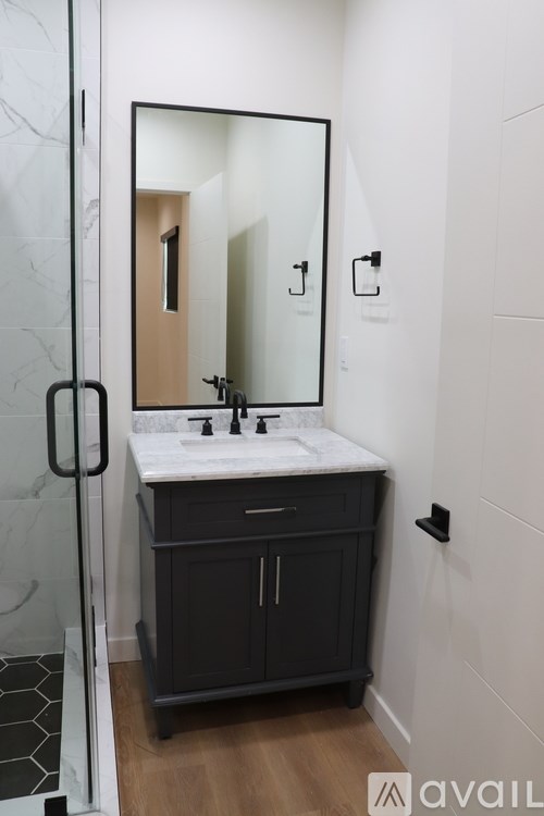 A bathroom with a sink and a mirror.