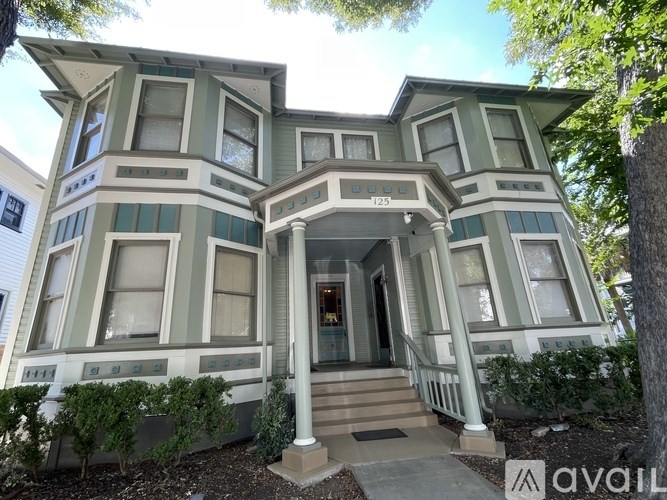 A house with the number 123 on the front.