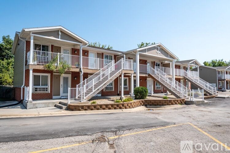 A row of townhouses with a clear blue sky above them.