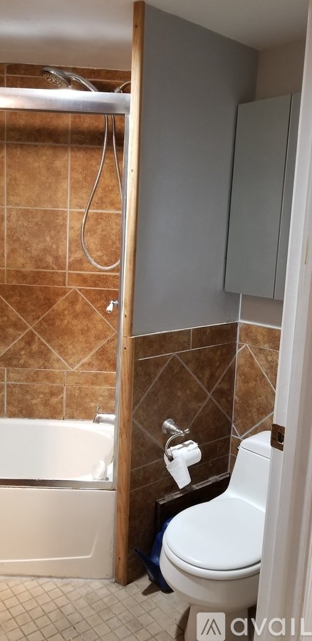 A bathroom with a toilet and a bathtub.