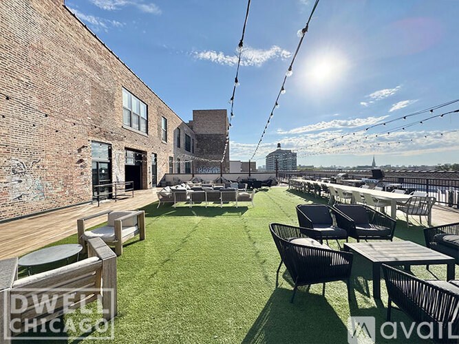 A sunny day at the Dwell Chicago outdoor seating area.