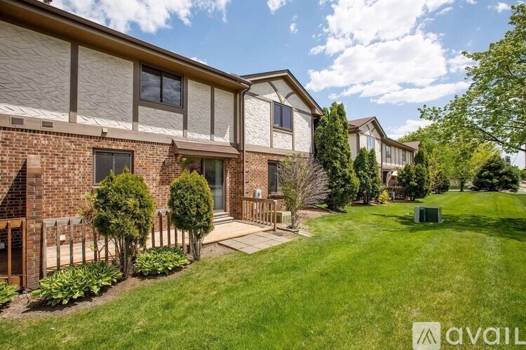 A row of houses with a grassy front yard.