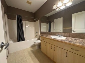 A bathroom with a sink, mirror, and bathtub.