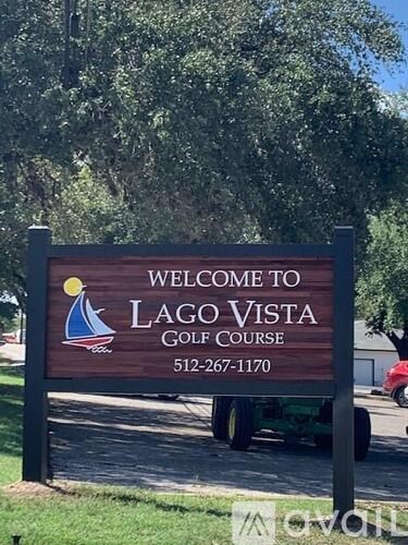 A sign welcoming people to Lago Vista Golf Course.