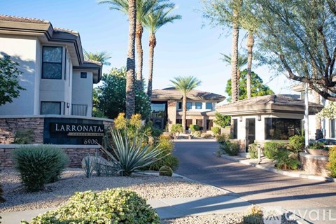 A sign that says Larronata is in front of a house.
