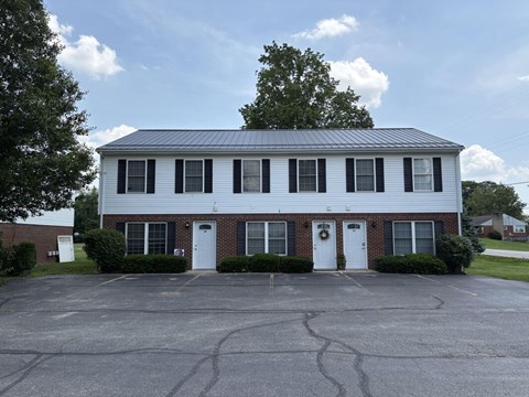 281 East Main Street 3 Beds Apartment for Rent