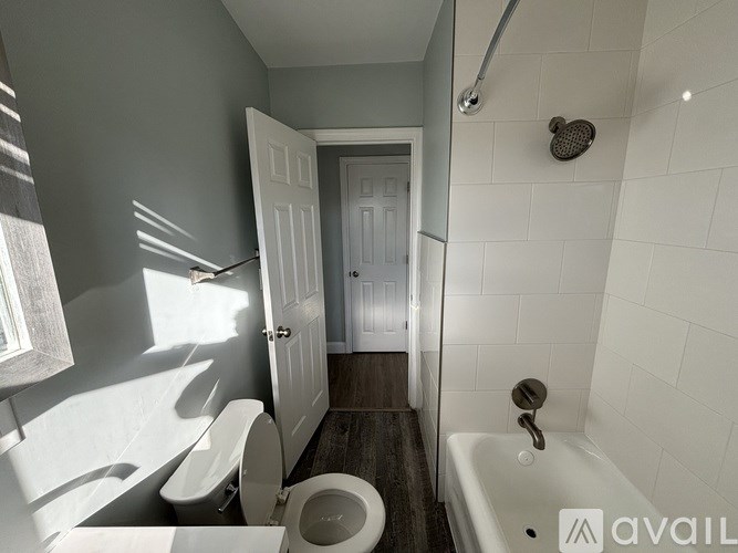 A bathroom with a toilet, sink, and bathtub.