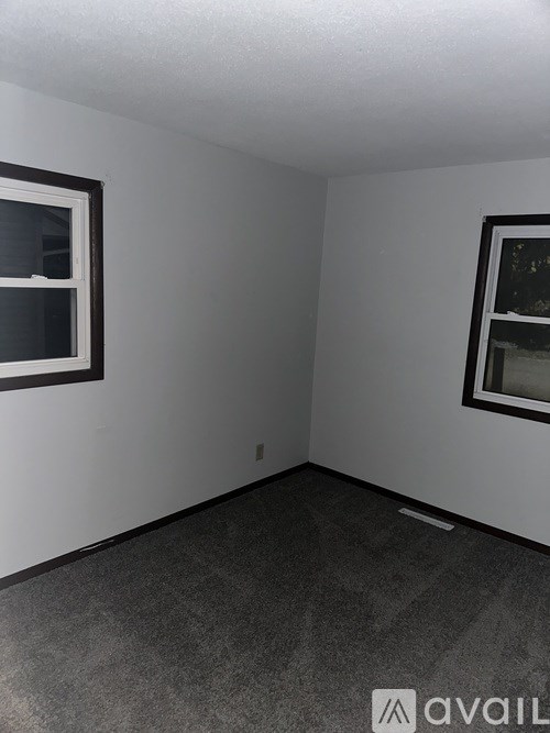 A room with a window on the left and right side.