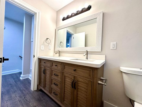 10 Cloverdale Lane 3 Beds Apartment for Rent