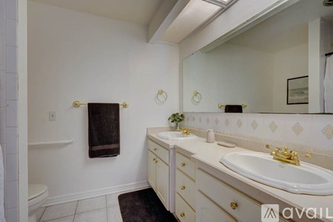 A bathroom with a white sink and a white vanity.