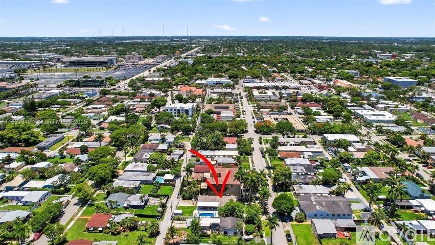 A red arrow points to a specific area in a residential neighborhood.