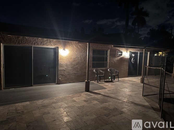 A room with a ceiling fan and a washing machine in it.