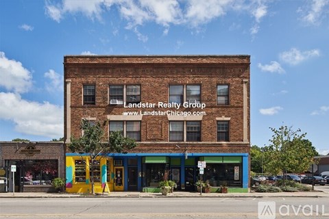 A building with the words Landstar Realty Group on it.
