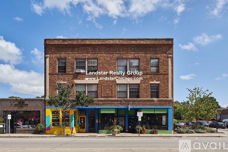 A building with the words Landstar Realty Group on it.