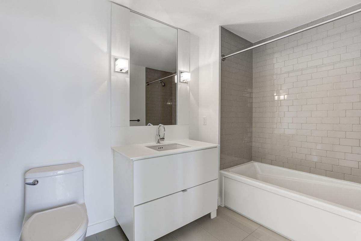 Bathrooms with Glass Tile