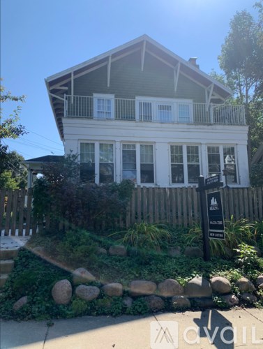 1607 East Newport Avenue 2 Beds Apartment for Rent