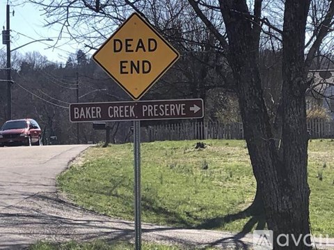 A sign that says dead end is on a pole.