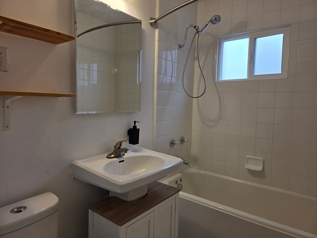 555 E 100 S #304 1 Bed House for Rent - Photo Gallery 4