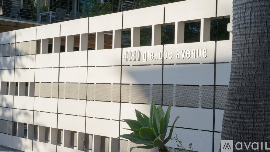 A wall with the text "480 Glencoe Avenue" on it.