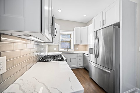 74 1/2 N Ohio Avenue 3 Beds Apartment for Rent