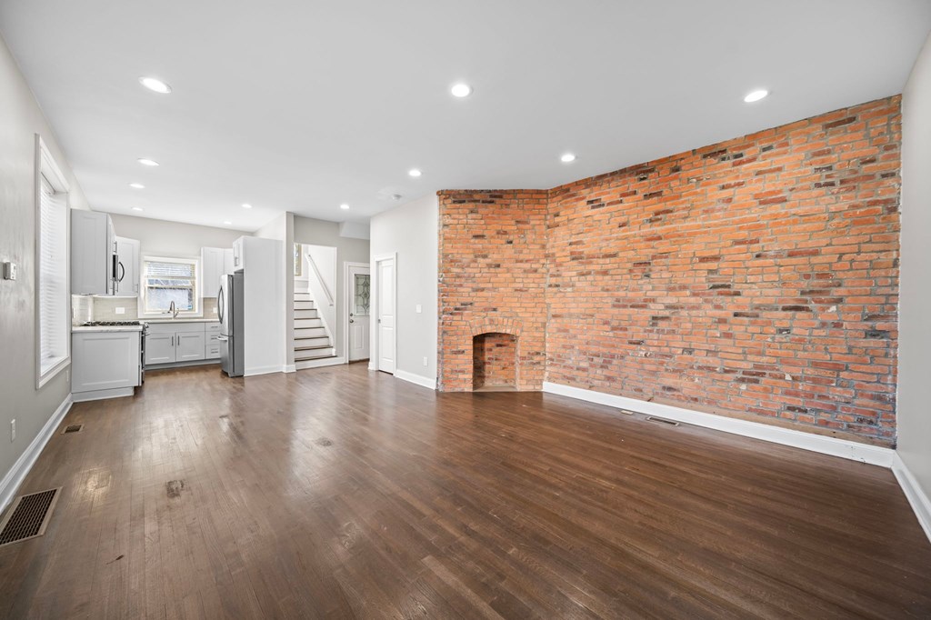 74 1/2 N Ohio Avenue 3 Beds House for Rent - Photo Gallery 1