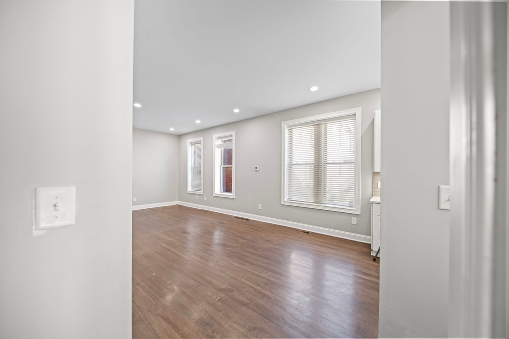 74 1/2 N Ohio Avenue 3 Beds House for Rent - Photo Gallery 3