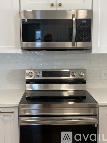 A stainless steel oven with a microwave above it.