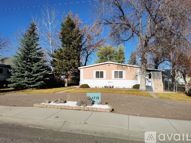 A house with the number 1715 on a sign in front of it.