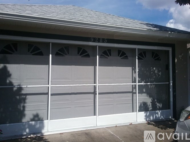 A building with the number 9285 on it.