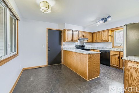 815 Lakeview Dr 4 Beds Apartment for Rent