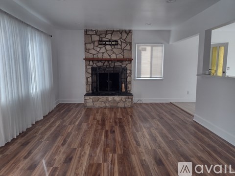 4121 W 183 Rd St 3 Beds Single Family Home for Rent - Photo Gallery 2