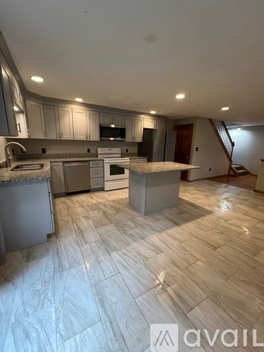 1049 Mammoth Rd 4 Beds Apartment for Rent - Photo Gallery 2