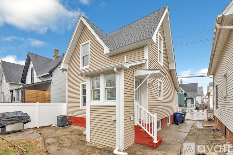 105 Atlantic St 3 Beds Single Family Home for Rent - Photo Gallery 3