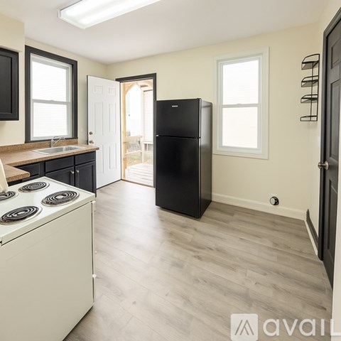 93 6Th Ave 4 Beds Apartment for Rent