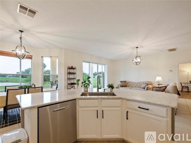 1976 The Oaks Blvd 5 Beds Single Family Home for Rent - Photo Gallery 3