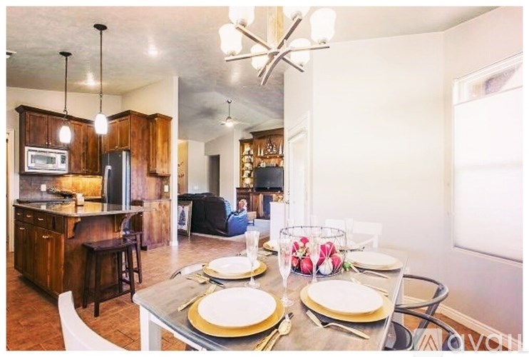 328 South 300 West 4 Beds Single Family Home for Rent - Photo Gallery 5