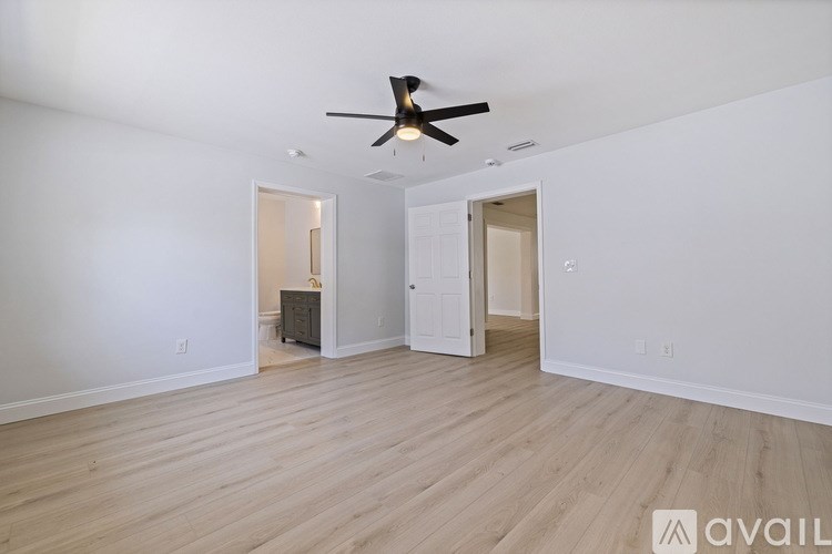 934 41st Ave NE 4 Beds Single Family Home for Rent - Photo Gallery 1