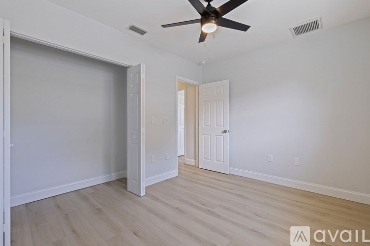 934 41st Ave NE 4 Beds Single Family Home for Rent - Photo Gallery 16